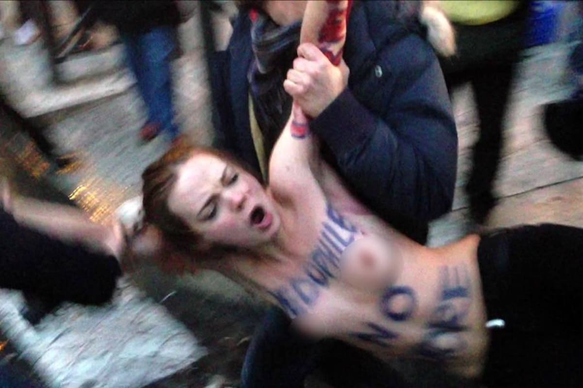 Dos feministas se desnudaron tras el inicio del cónclave (Foto: AFP/VANGUARDIA LIBERAL)