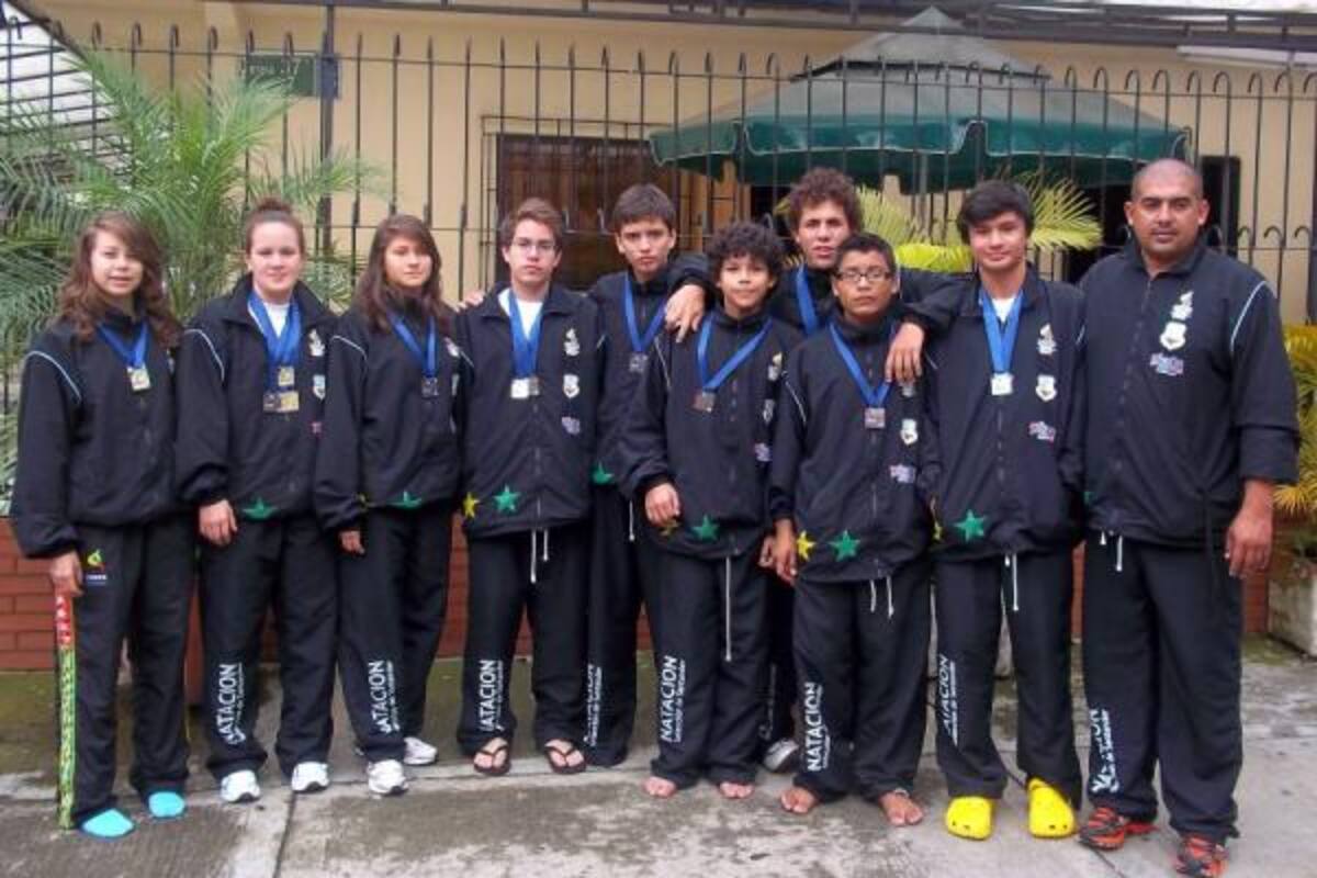 Esos son algunos de los medallistas por Santander en el Campeonato Nacional Interligas de Cali. De izquierda a derecha Gabriela Zambrano Gómez, Daniela Rueda Labrador, Angélica Suárez Morales, Diego Rueda Labrador, José León, Jorge Lizarazo, José Abuchaibe Manzano, Jerson González, Sebastián Guerra Collogo y Juan Sebastián Guerra Ruiz, entrenador Santander.(Foto: Suministrada / VANGUARDIA LIBERAL)