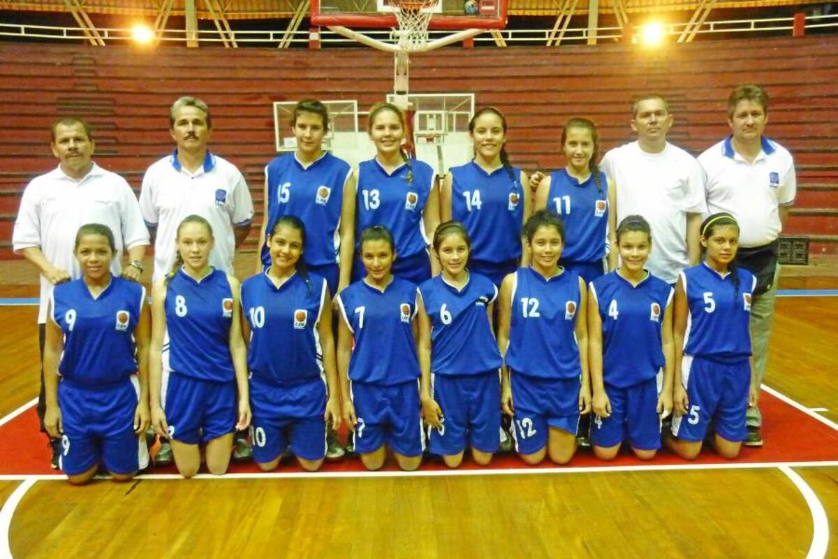 Esta es la selección Santander de baloncesto femenino que clasificó a la final del Campeonato Nacional de la categoría en Cúcuta. De pie de izquierda a derecha: Aureliano Montañez (p.f), Alfredo Celis (a.t.), Sara Pinilla, María Arias, Isabella Carreño, Carolina Pinzón, Julio Rueda (d.t.), Víctor Ospino (delegado). Arrodilladas de izquierda a derecha: Yulieth Amaya, Wendy Prada, Estéfany Rengifo, María José Jiménez, Catalina Ospino, Silvia Rojas, Laura Acosta, Diana Herrera. (Foto: Suministrada/ Vanguardia Liberal)
