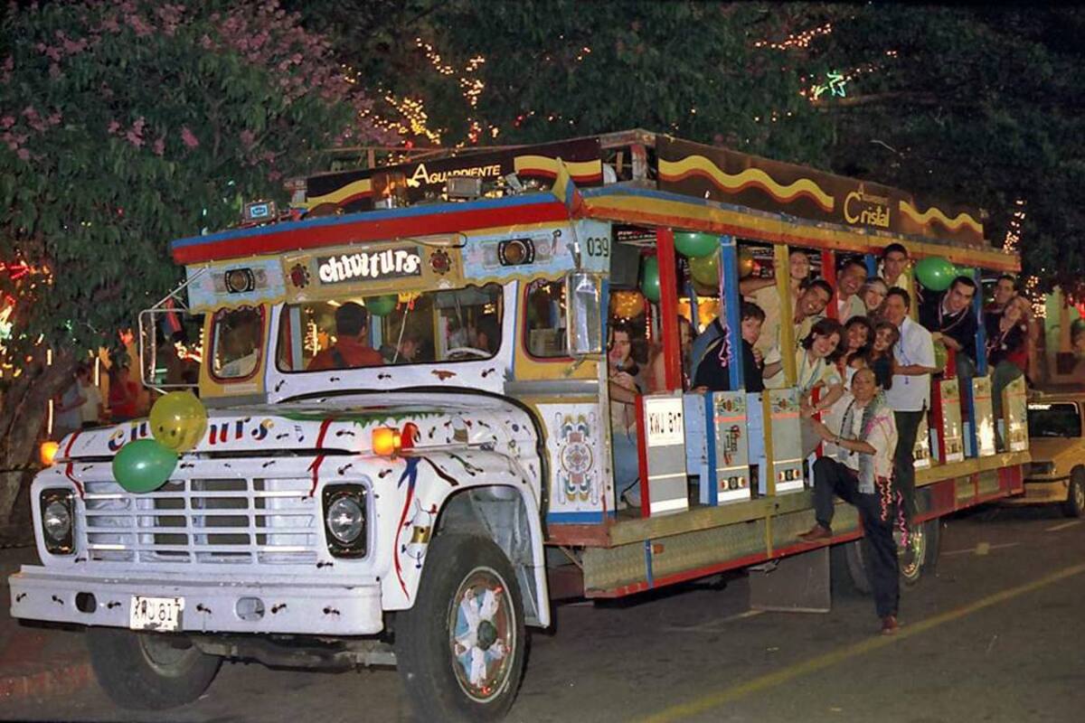 Policía dice que es ilegal movilizarse en las populares 'chivas' en Bucaramanga (Foto: Archivo/VANGUARDIA LIBERAL)