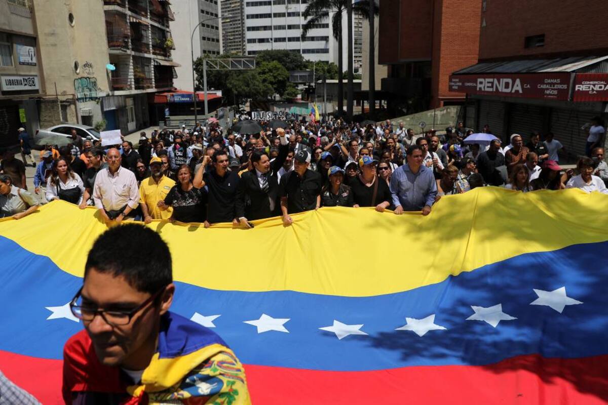 Se cumple el cortejo fúnebre del concejal venezolano fallecido (Foto: EFE / VANGUARDIA )