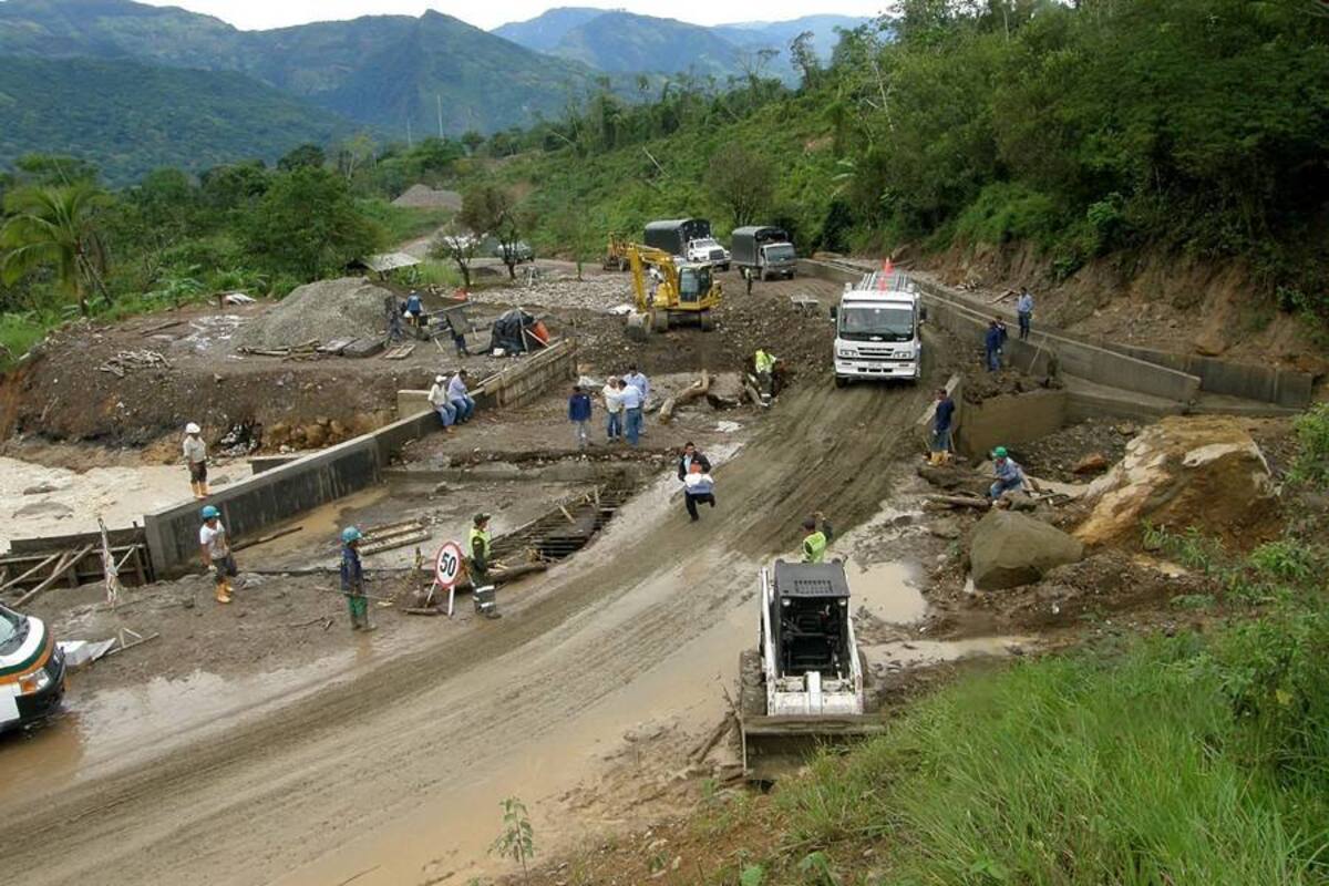 El cierre que ya completó más de 32 horas mantiene a esta hora inmovilizados en la carretera a cientos de vehículos, entre ellos tracto camiones cargados de alimentos y mercancías. (Foto: Archivo/VANGUARDIA LIBERAL)