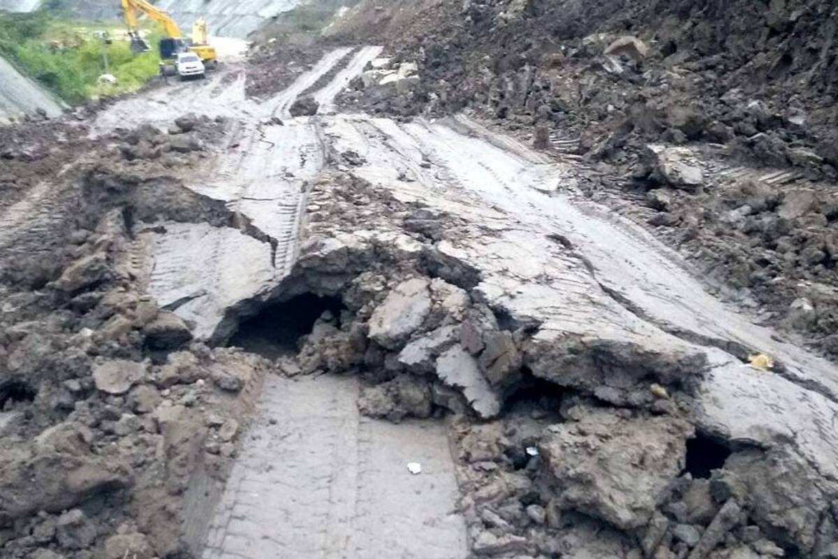 Volvió a moverse la tierra este miércoles en la vía entre Bucaramanga y Barrancabermeja (Foto: Suministrada /VANGUARDIA LIBERAL)