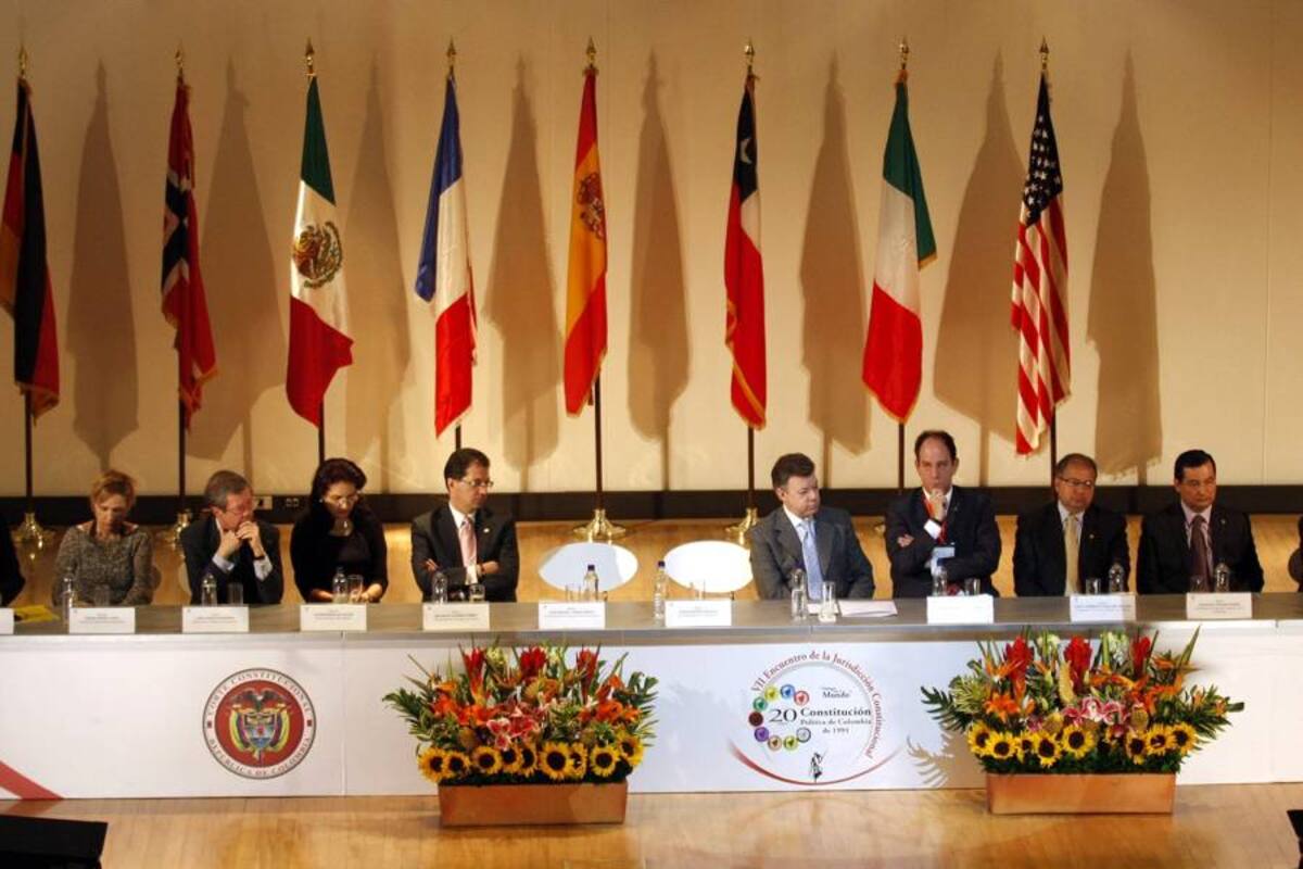 En el marco del VII Encuentro de la Jurisdicción Constitucional, que se está llevando a cabo en la Universidad Externado de Colombia, el expresidente César Gaviria y el presidente Juan Manuel Santos coincidieron en sus afirmaciones elogiando las actitudes de respeto a la institucionalidad. (Foto: Colprensa/VANGUARDIA LIBERAL)
