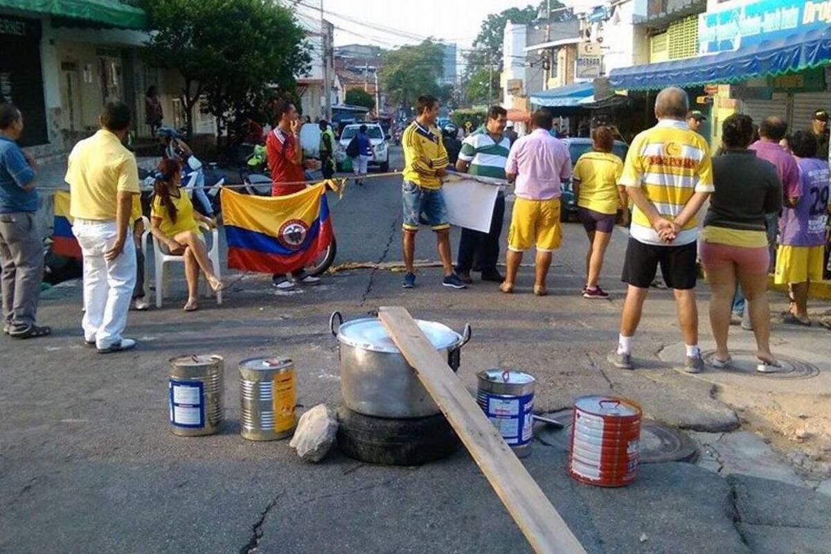 Habitantes del barrio Villabel protestan para exigir pavimentación vial (Foto: Suministrada/VANGUARDIA LIBERAL )