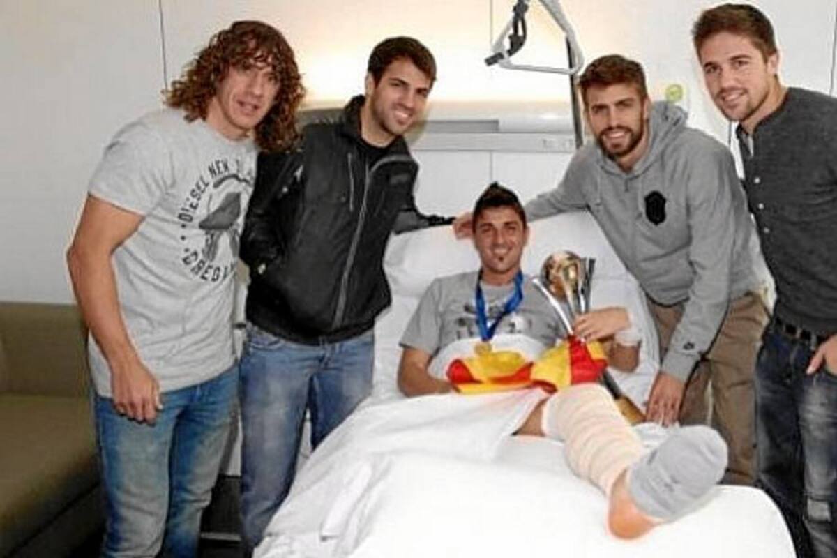 Villa recibe en el hospital la Copa del Mundo de manos de Carles Puyol (Foto: Tomada de Internet/ VANGUARDIA LIBERAL)