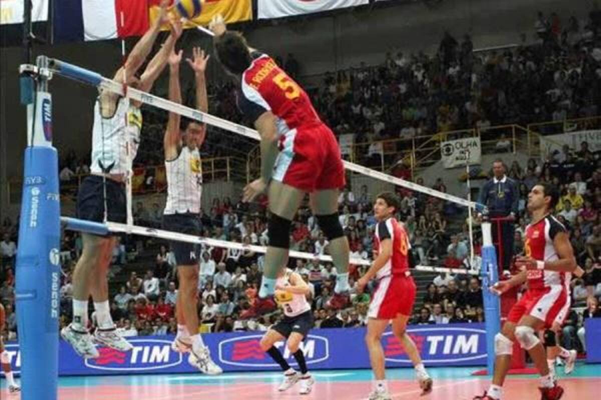 El español Francisco Rodríguez remata ante el bloqueo carioca.(Foto: EFE / VANGUARDIA LIBERAL)