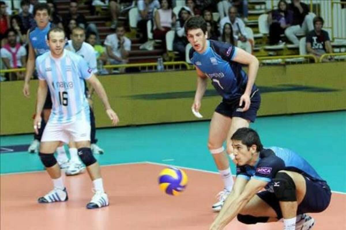 El argentino Lucas Ocampo recepciona el balón en el juego contra los mexicanos.(Foto: EFE / VANGUARDIA LIBERAL)
