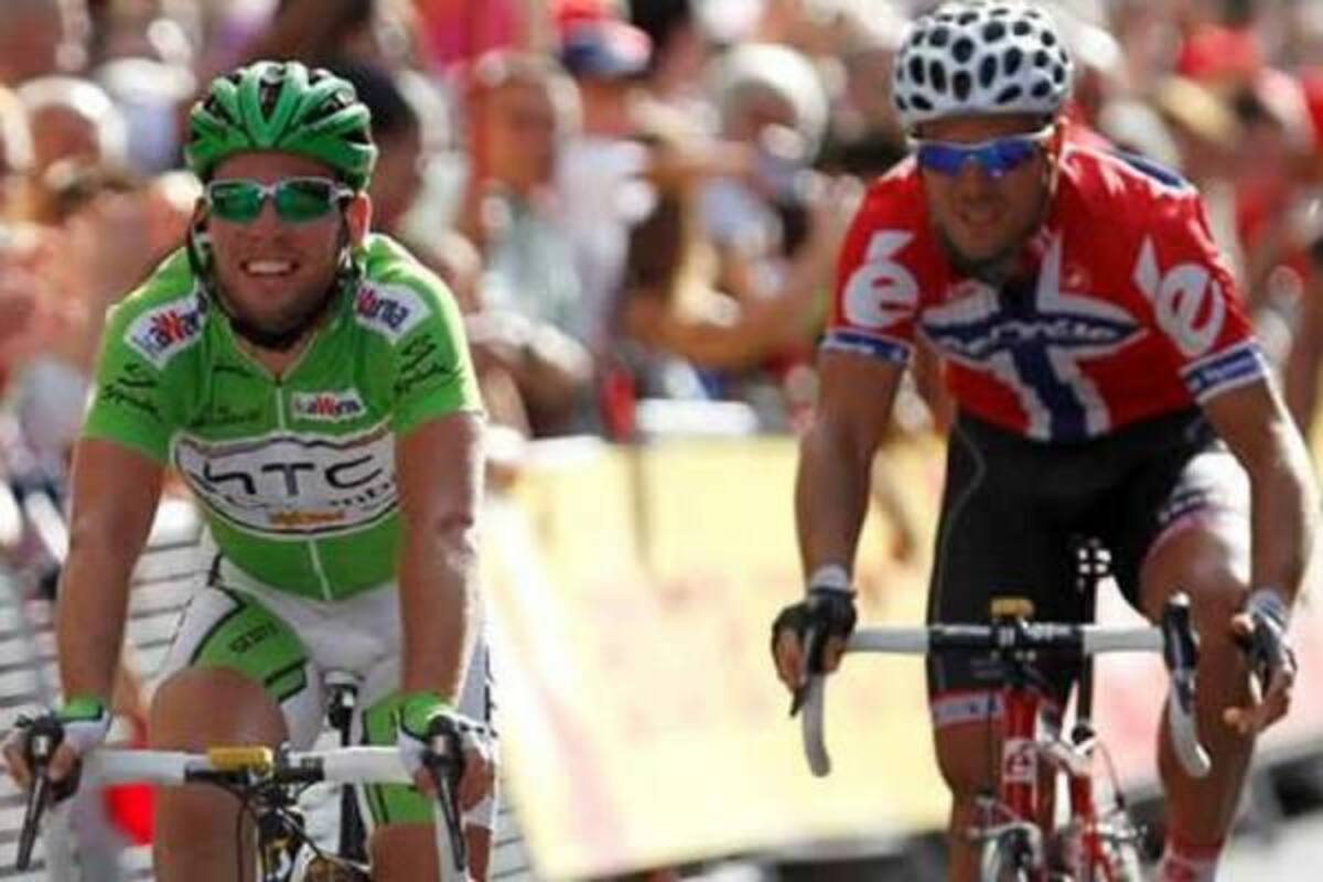 Mark Cavendish (izquierda) en la llegada de la etapa 13 de la Vuelta a España.(Foto: EFE / VANGUARDIA LIBERAL)