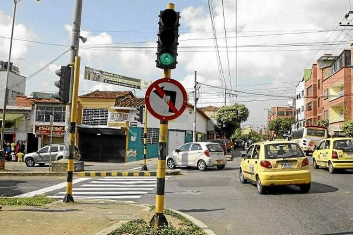 Van 65 vehículos sancionados por cruzar en sitio prohibido (Foto: Archivo/VANGUARDIA LIBERAL)
