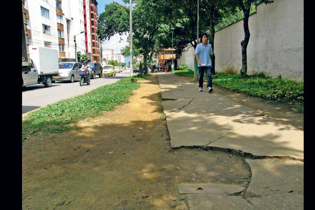 Es muy lamentable el deterioro que registra esta peatonal, situada en la calle 33 con carrera 32. (Foto: Fotografía: Jaime Del Río / VANGUARDIA LIBERAL)