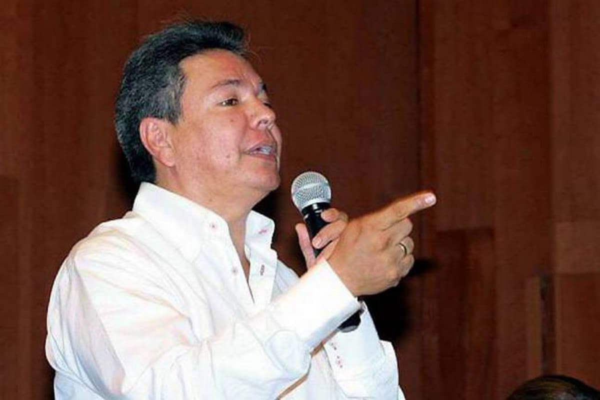 La denuncia fue presentada por el director de la Cdmb, Ludwing Arley Anaya (izquierda), y el actual gerente de la Empas, Humberto Prada González (centro). Ellos aseguran que entre 2007 y 2014 hubo un carrusel de contratos en la empresa de alcantarillado para favorecer a Fredy Anaya Martínez. (Foto: Archivo / VANGUARDIA LIBERAL)