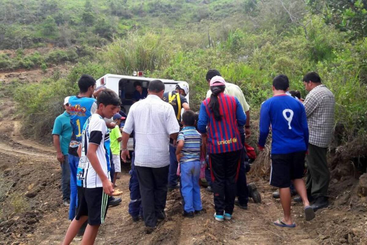 Una vehículo se fue al abismo en el Cañón del Chicamocha (Foto: Suministrada/VANGUARDIA LIBERAL)