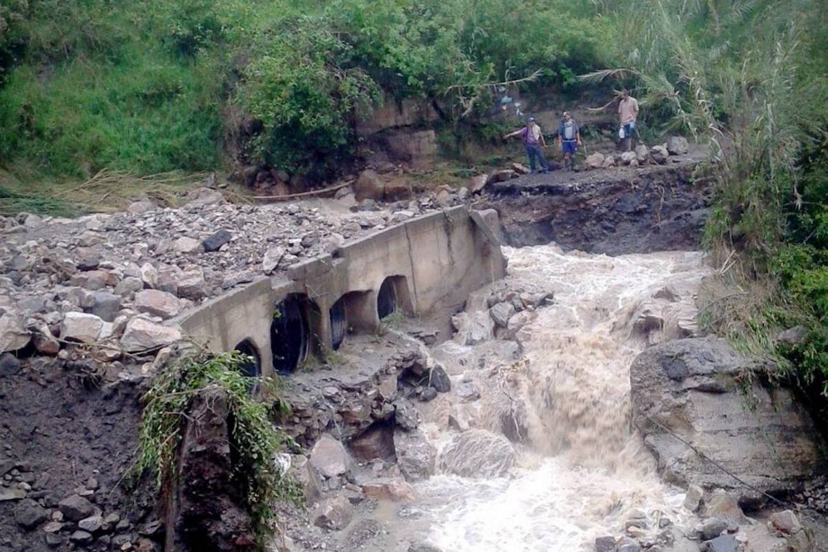 Desbordamiento de una quebrada agrava la situación por falla geológica en Enciso, Santander (Foto: Suministrada/ VANGUARDIA LIBERAL)