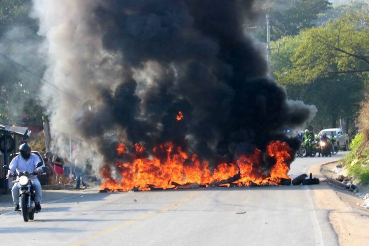 Así fueron los disturbios y bloqueos en vías de Bucaramanga (Foto: SUMINISTRADA /VANGUARDIA LIBERAL)
