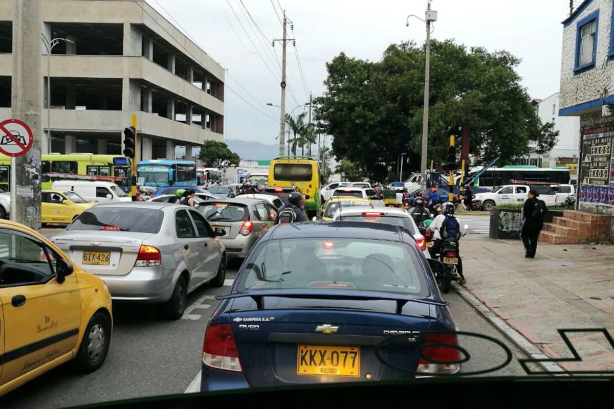 Caos total en la carrera 27 con calle 56 de Bucaramanga por semáforos que no sirven (Foto: Suministrada/VANGUARDIA LIBERAL)