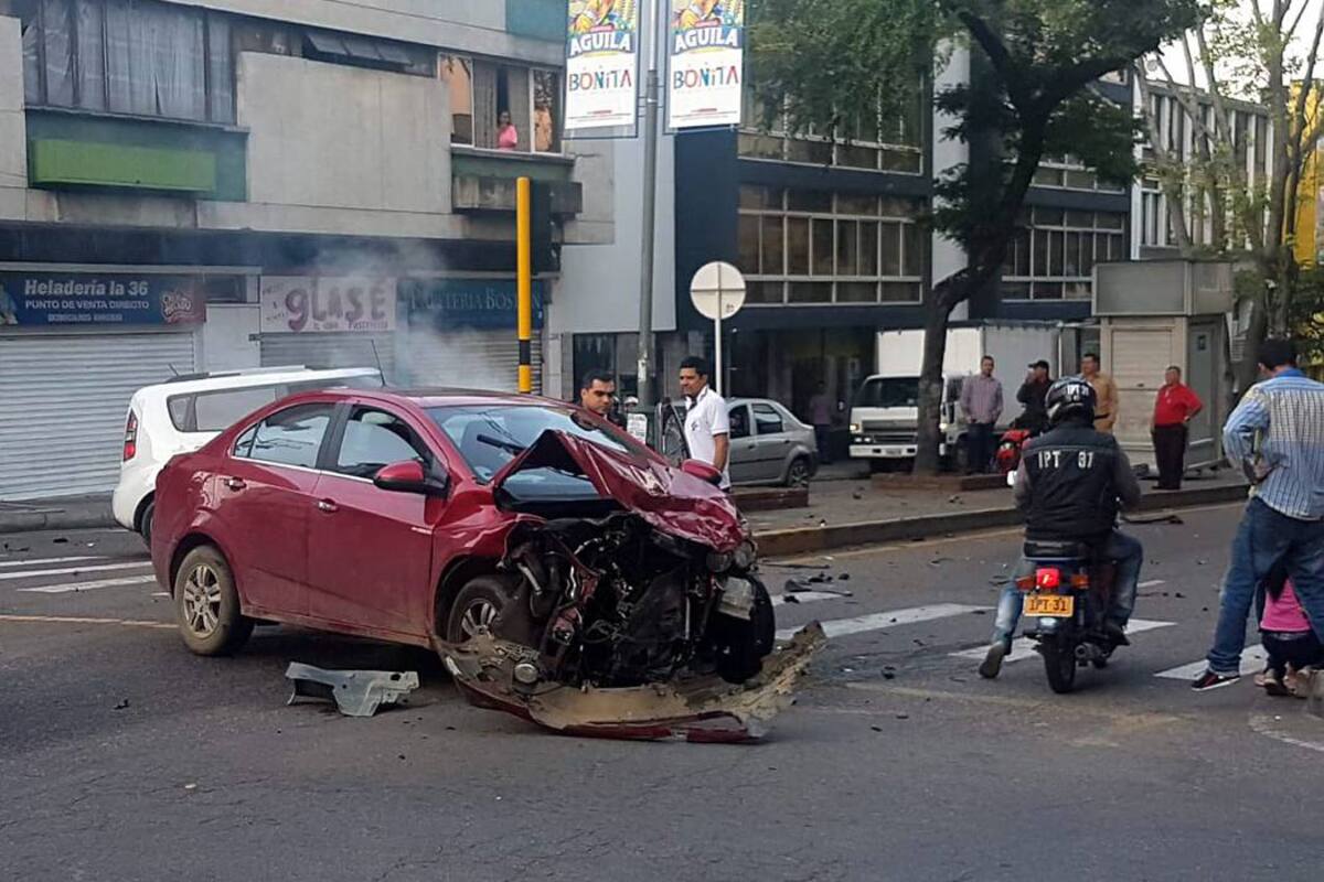 Congestión vial en el Centro de Bucaramanga por accidente de tránsito (Foto: Suministrada / VANGUARDIA LIBERAL)