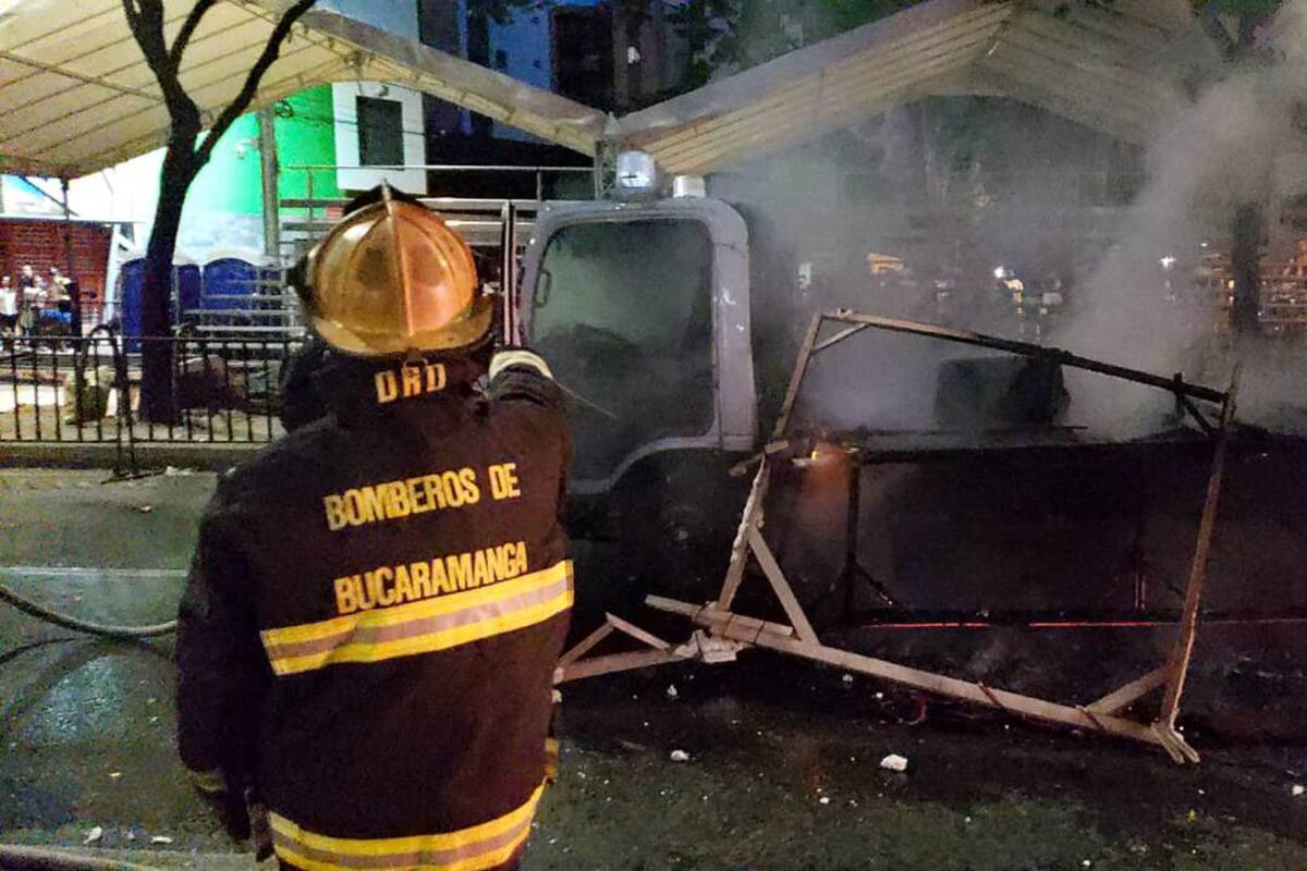Se registró incendio en una de las carrozas del desfile de la Feria de Bucaramanga (Foto: Suministrada / VANGUARDIA LIBERAL)
