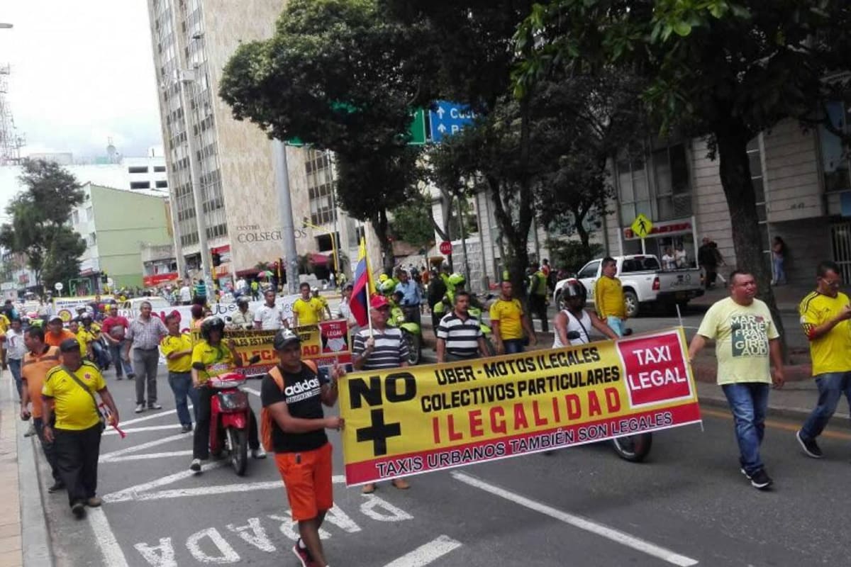 Trancones por paro de taxis (Foto: Milton Velosa /VANGUARDIA LIBERAL)