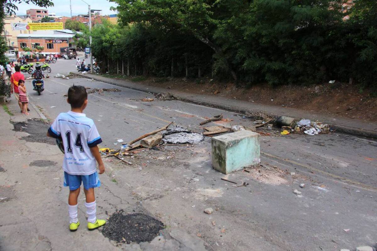 Continúa protesta en Floridablanca por rechazo a tala de árboles y proyecto de vivienda (Foto: Elver Rodríguez / VANGUARDIA LIBERAL)