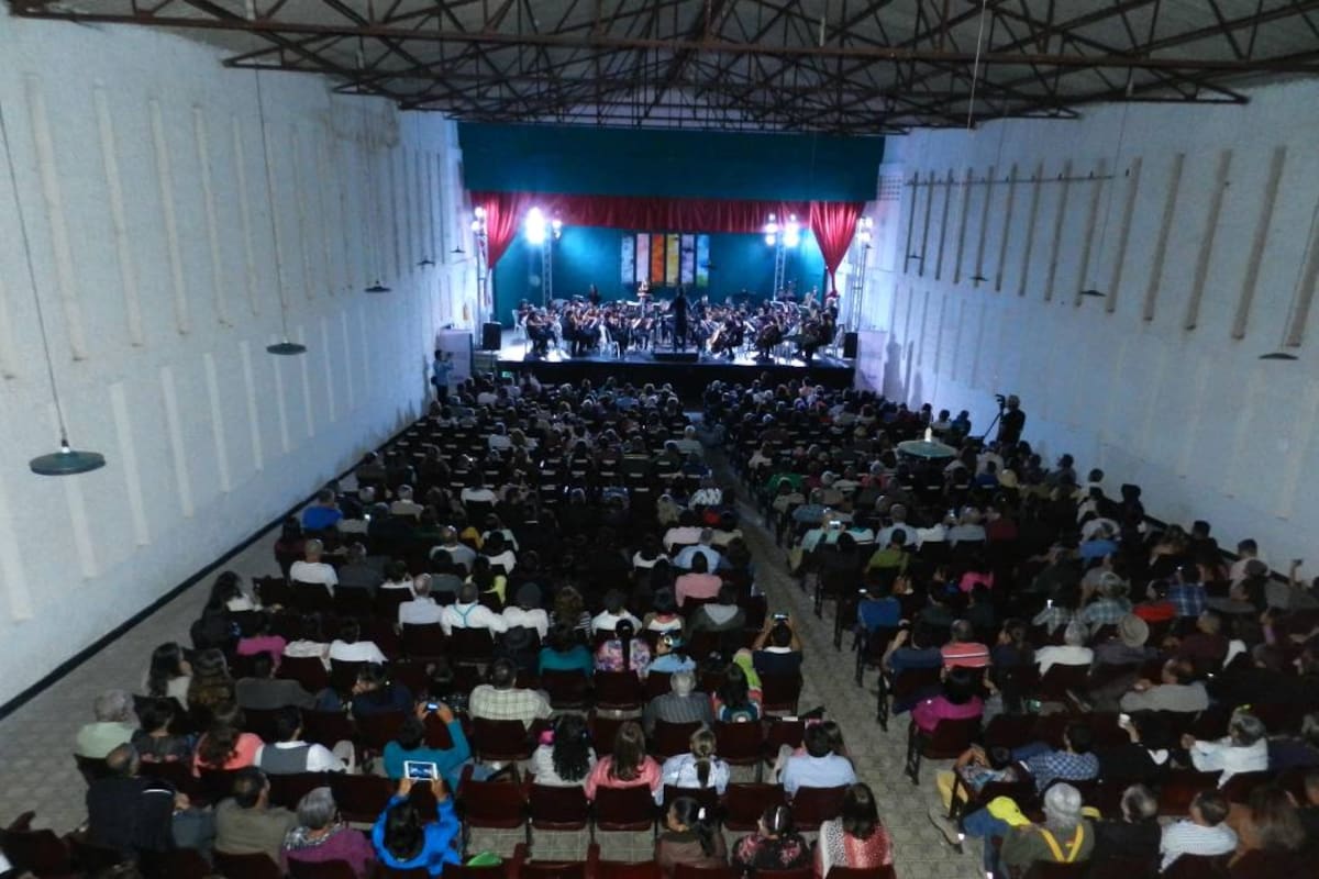Una verdadera noche de fiesta se vivió en el municipio al inaugurar el teatro, donde familias enteras disfrutaron de una obra que se dio gracias a la generosidad de los habitantes de la región. (Foto: Carolina Vega / VANGUARDIA LIBERAL)