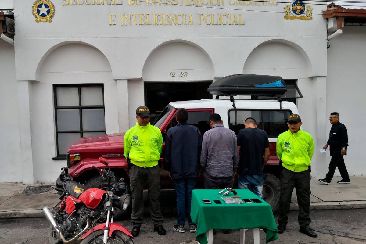 Tres hombres, de 19, 38 y 40 años de edad, fueron capturados tras la reacción de la Policía.