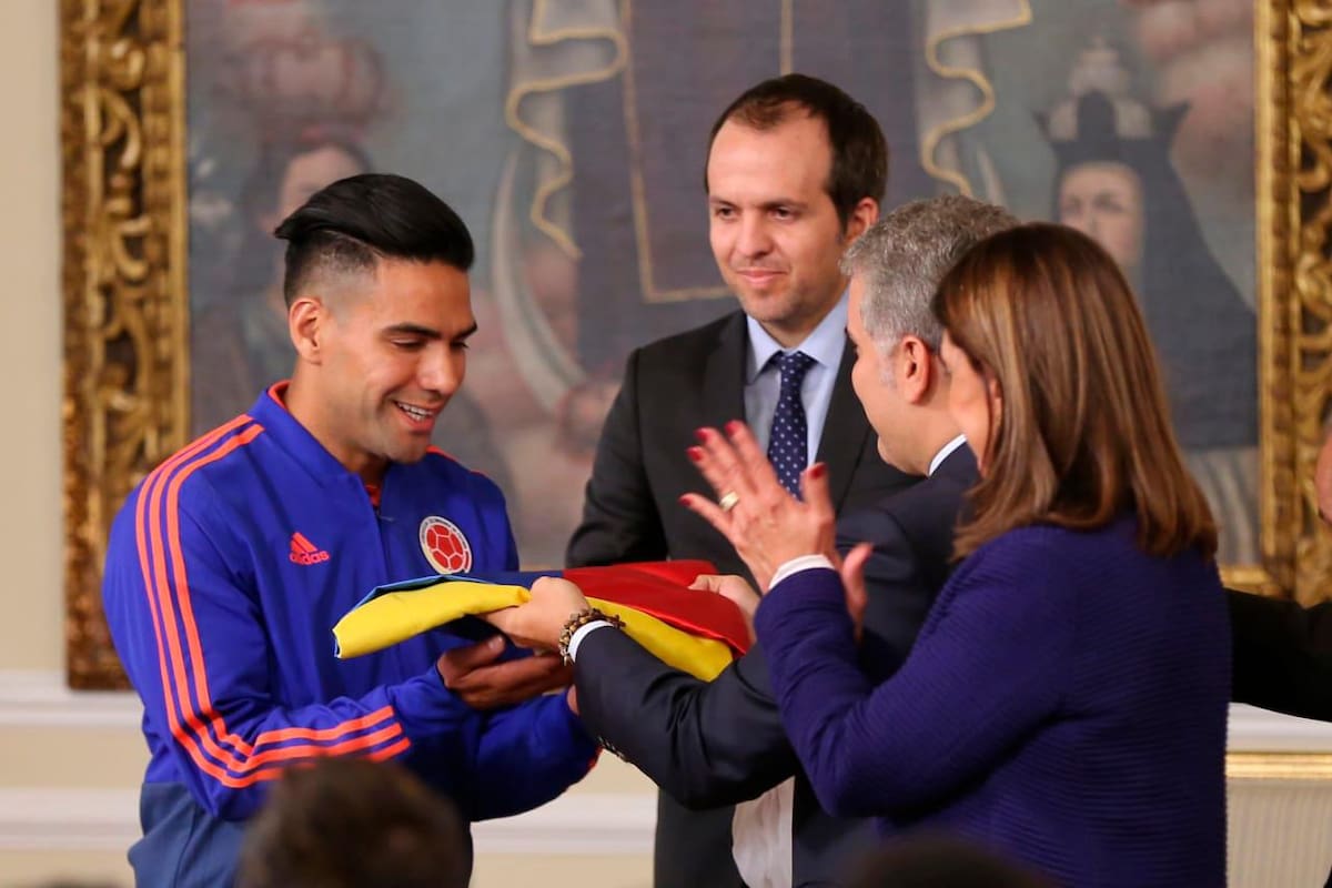 El encargado de recibir la bandera de Colombia fue el delantero y capitán de la Tricolor, Radamel Falcao García. (Fotos: Colprensa /VANGUARDIA)