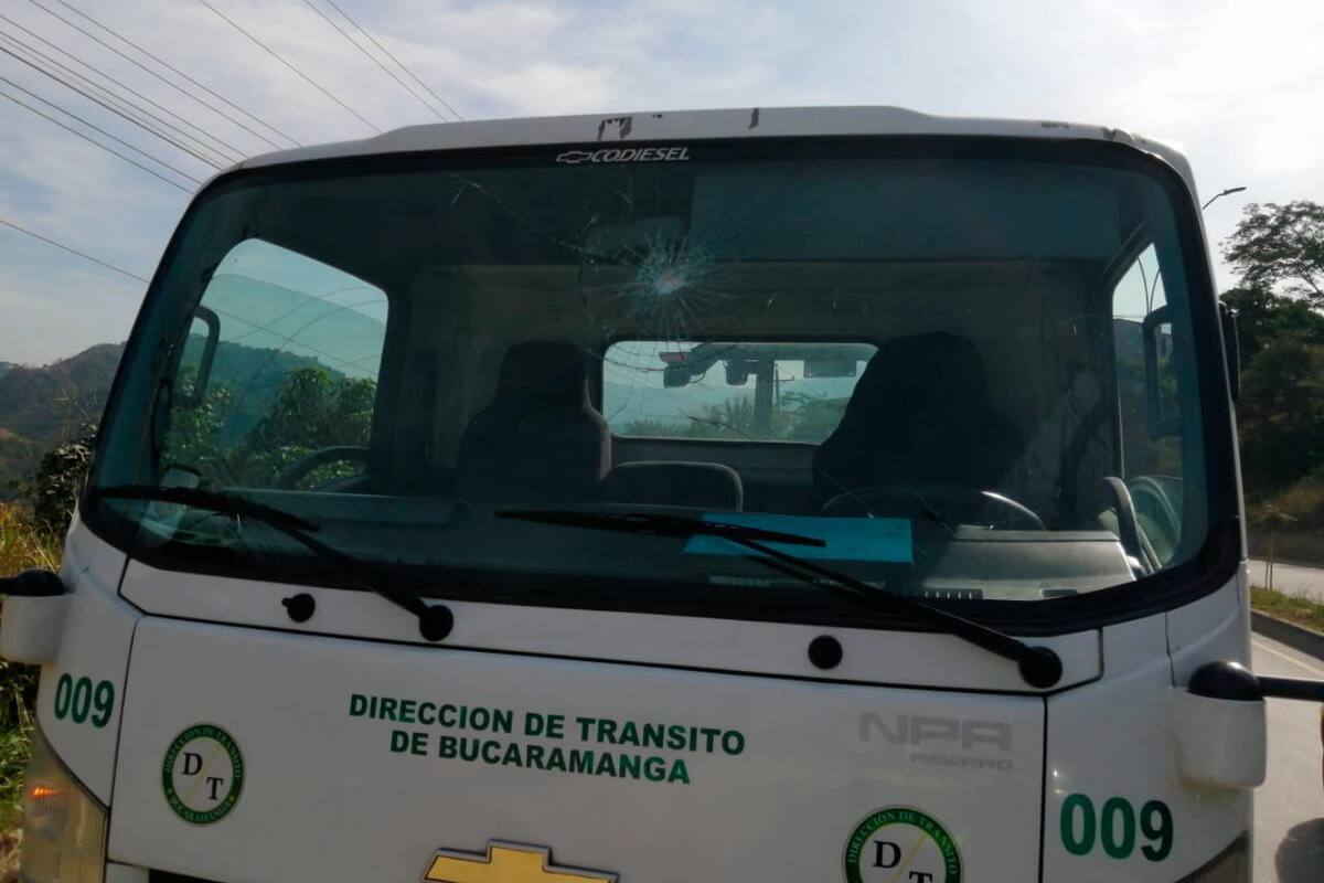 Quienes transitan por esta vía protestaron con quema de llantas y el bloqueo de la vía.