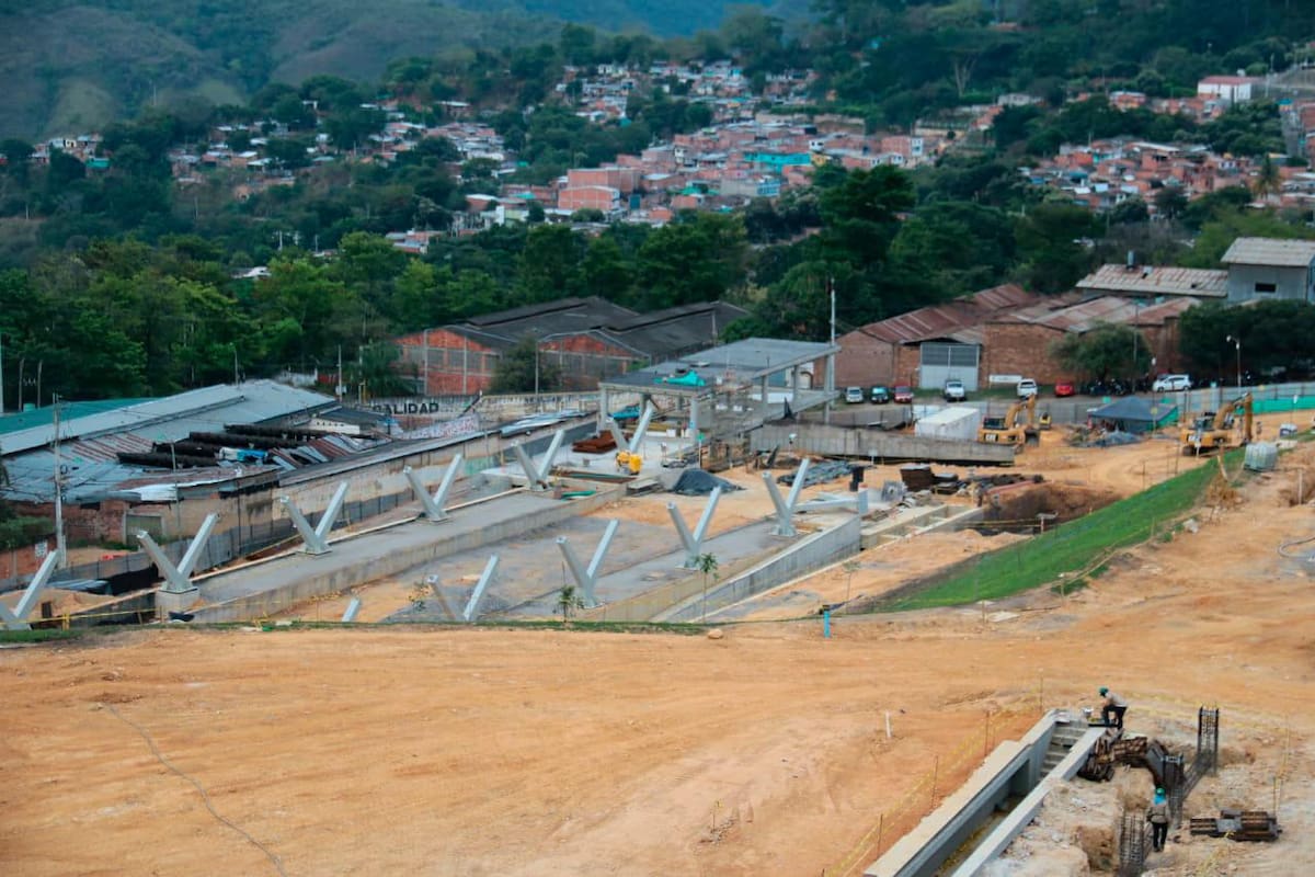 El portal Norte - Ciudad Jardín avanza un poco más lento que el de Piedecuesta. El adicional requerido para terminar el proyecto podría alcanzar los $7 mil millones. (Foto: Fabián Hernández / VANGUARDIA)