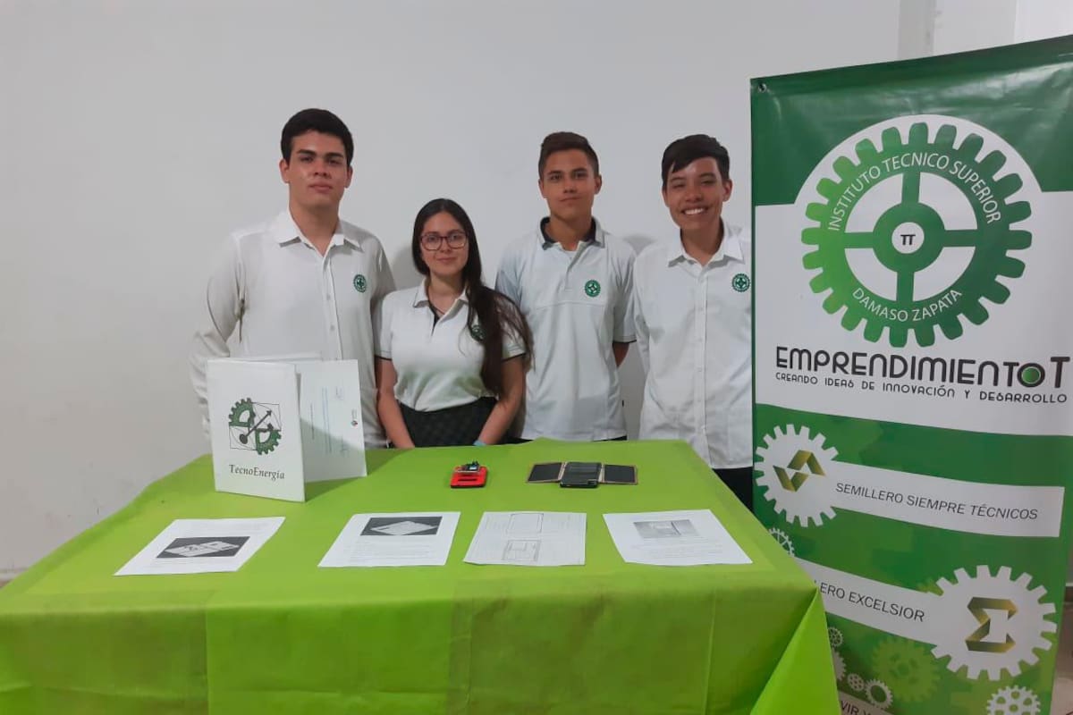 Andrés Hernández, Anggie Mogollón, Alvaro Guio y Carlos Blanco, estudiantes del proyecto. (Foto: suministrada/VANGUARDIA)