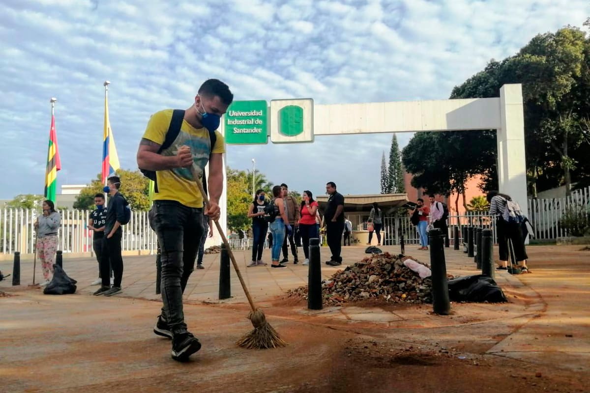 Los estudiantes llegaron desde las 6:30 de la mañana con escobas y recipientes. (Foto: Suministrada/VANGUARDIA)