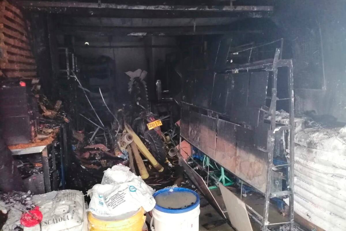 Apenas tres cuñetes de pintura se salvaron en el incendio que se registró a las 4:00 a.m. del 1 de enero de 2020. (Foto: suministrada/ VANGUARDIA)