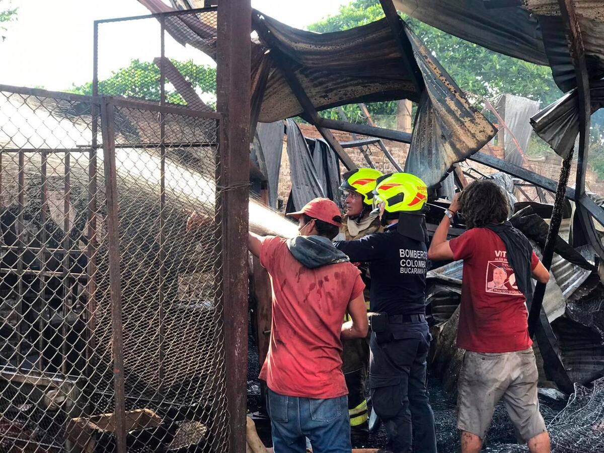 Con 3 máquinas contraincendios, 15 unidades del Cuerpo de Bomberos de Bucaramanga llegaron hasta la fábrica en la carrera 11 con calle 21 para controlar la emergencia y evitar. Jaime del Río / VANGUARDIA