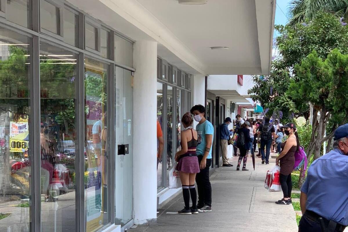 Hasta las 11:59 de la noche las personas con cédulas terminadas en número par podrán salir a comprar. (Foto: Suministrada / VANGUARDIA)