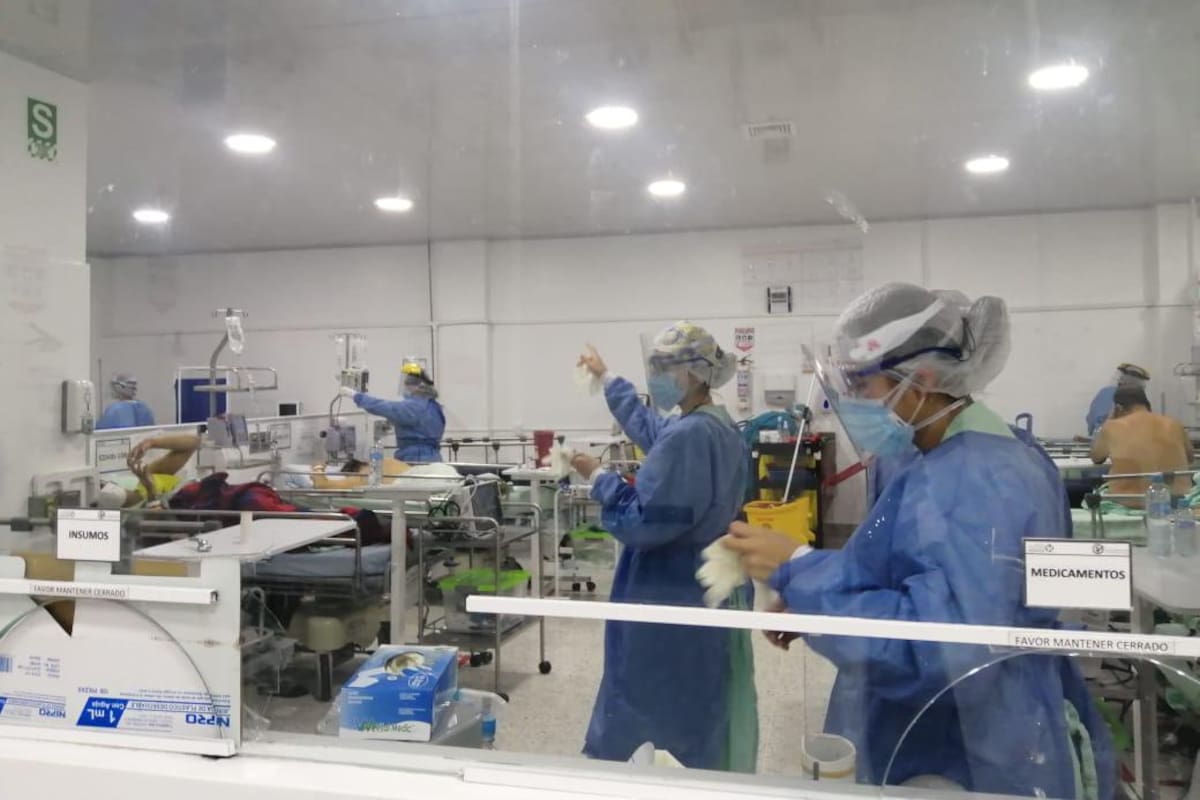 Enfermeras, médicos generales, especialistas, auxiliares y terapistas respiratorios, desde el primer caso confirmado de coronavirus en Santander, le ponen el pecho a la pandemia en cada una de las UCI que tiene el departamento. (Foto: Suministrada / VANGUARDIA)