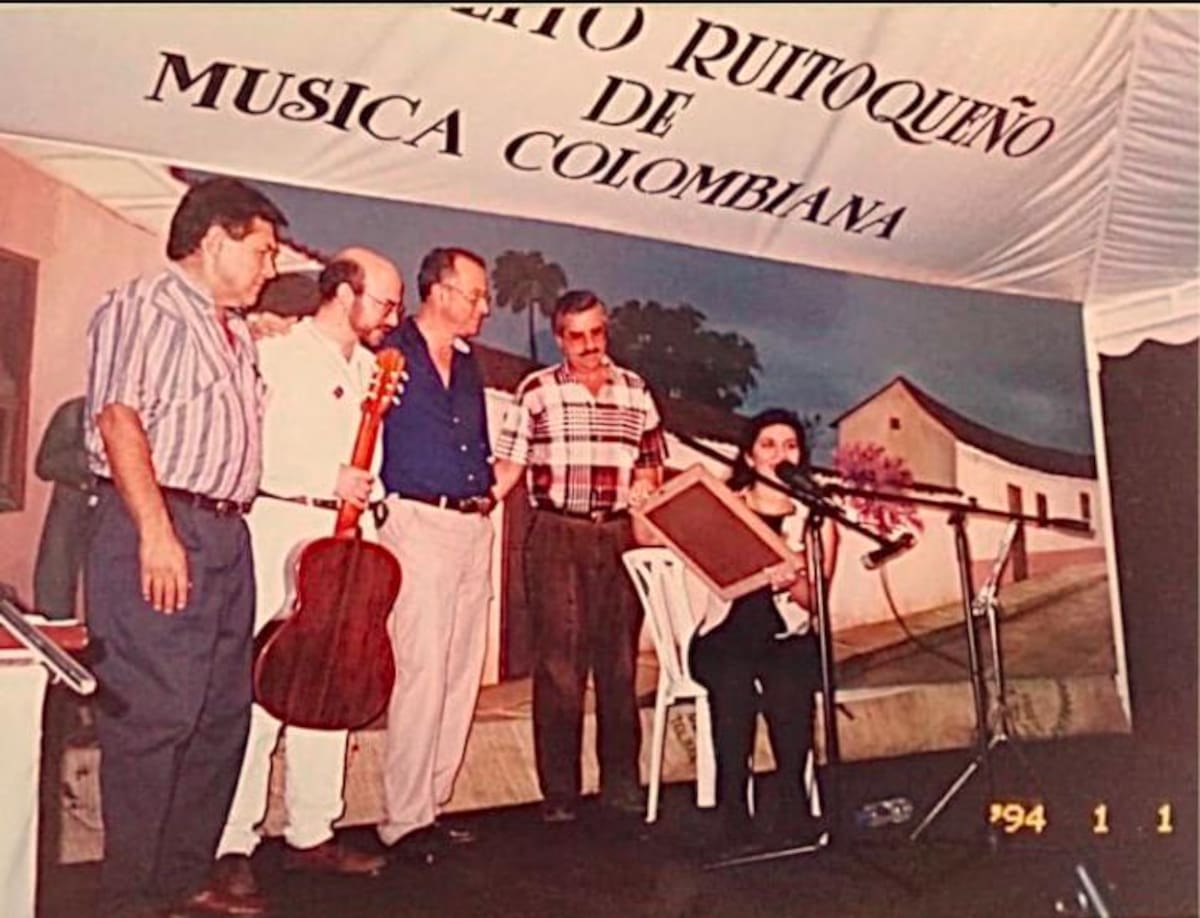 Luis Carlos Villamizar, Puno Ardila, Manuel Rey, Carlos Gabriel Acevedo (q.e.p.d) y Marta Elena Hoyos, Invitada especial del Festivalito Ruitoqueño en el año 2000. Foto: suministrada/VANGUARDIA