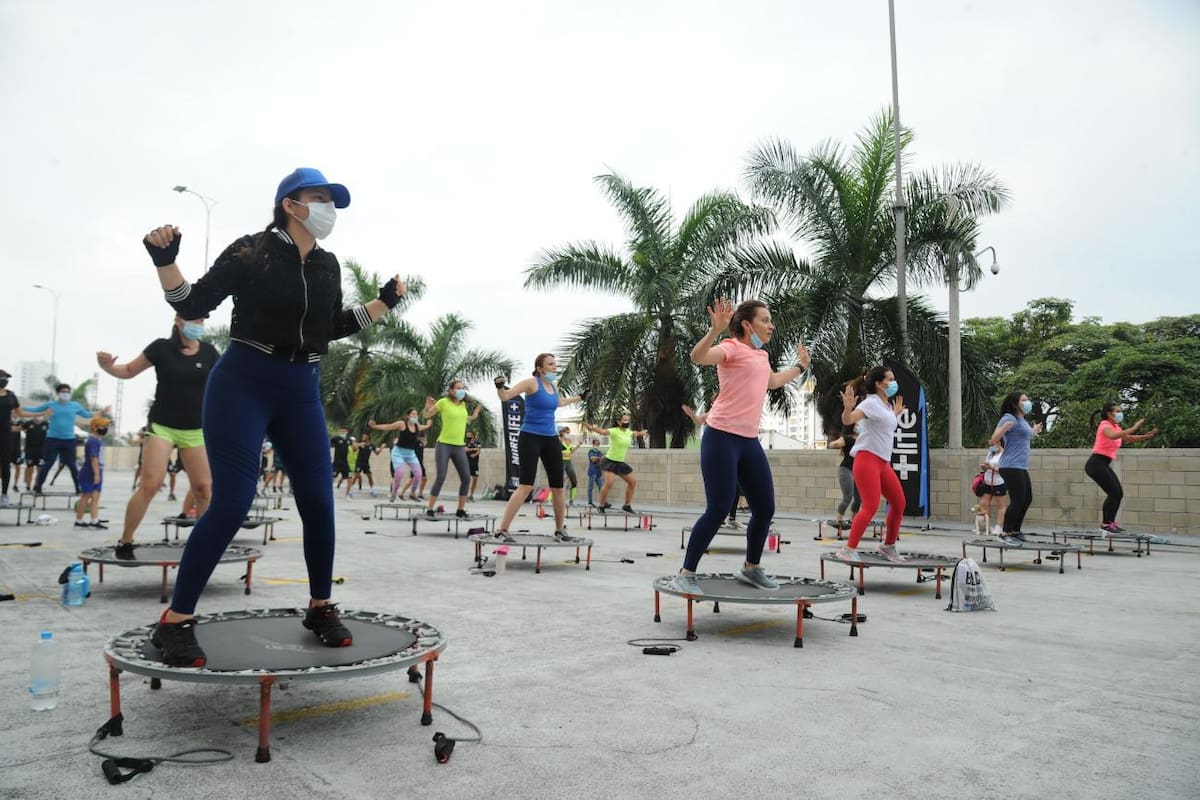 El 'power jump' es una disciplina física que incluye una serie de ejercicios cardiovasculares y funcionales que se realizan con un mini-trampolín.