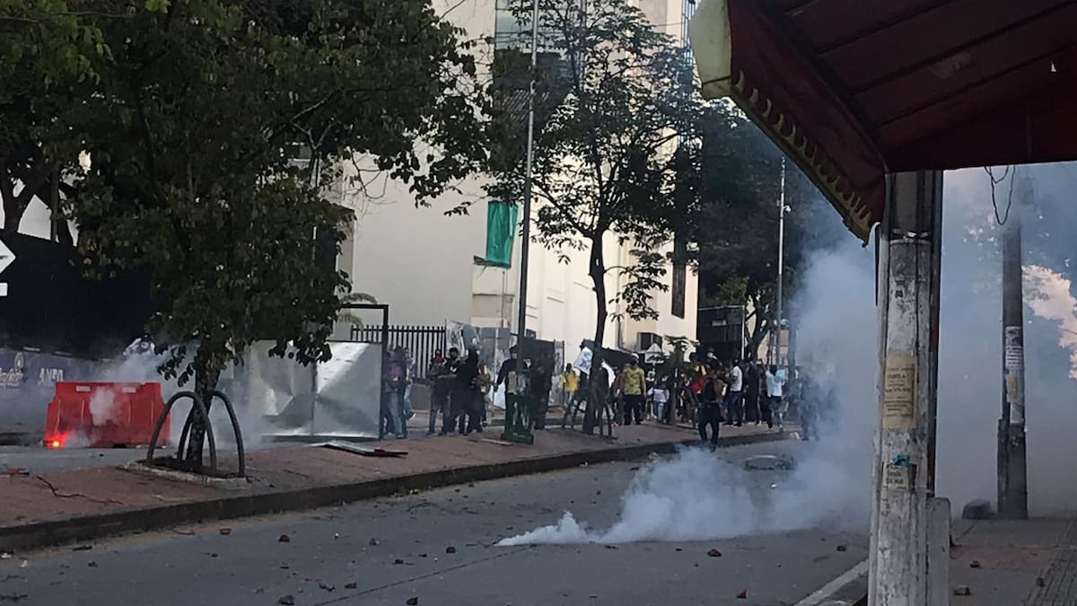 Jóvenes se enfrentan al ESMAD en inmediaciones de la UIS