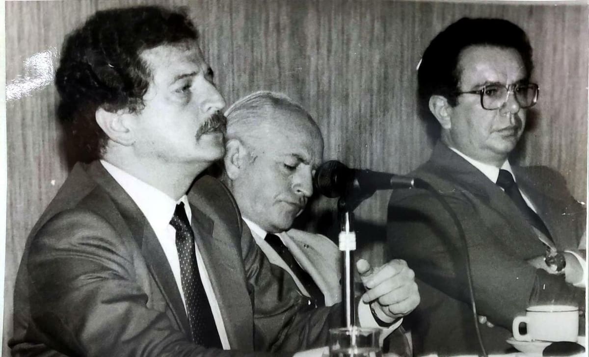 Congreso de Fendipetróleo. A su izquierda aparece el alcalde, Carlos Virviescas Pinzón, y el presidente del Congreso, Néstor González Díaz. 29 de junio de 1985.