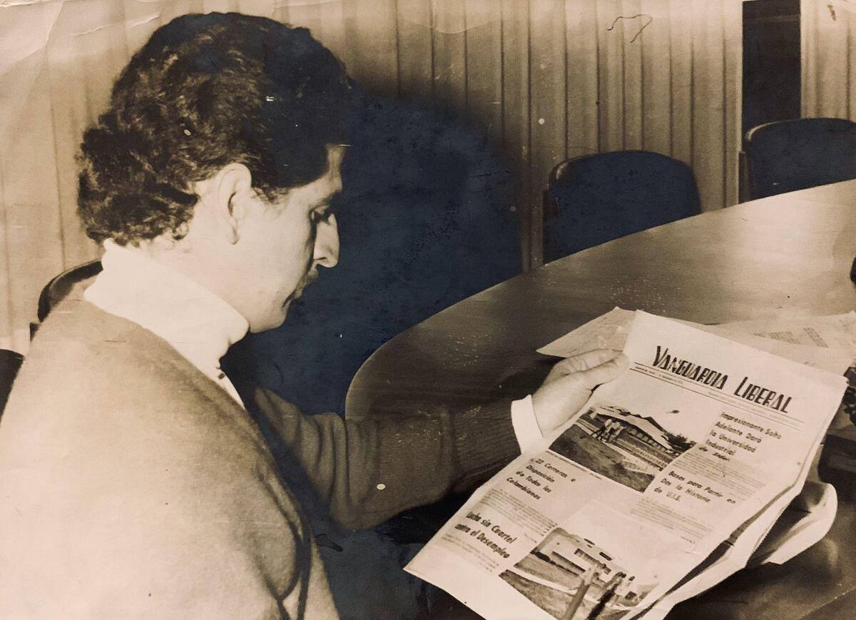 Galán leyendo Vanguardia Liberal. (Archivo/VANGUARDIA)