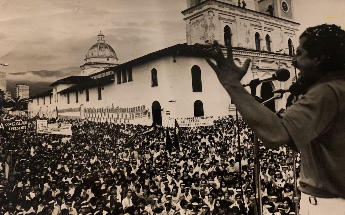 Al concluir la marcha galanista, el candidato se dirigió al pueblo santandereano para explicar sus puntos de vista en torno al problema de la paz. La gráfica corresponde al parque García Rovira, donde se realizó la concentración. 15 de mayo de 1982.