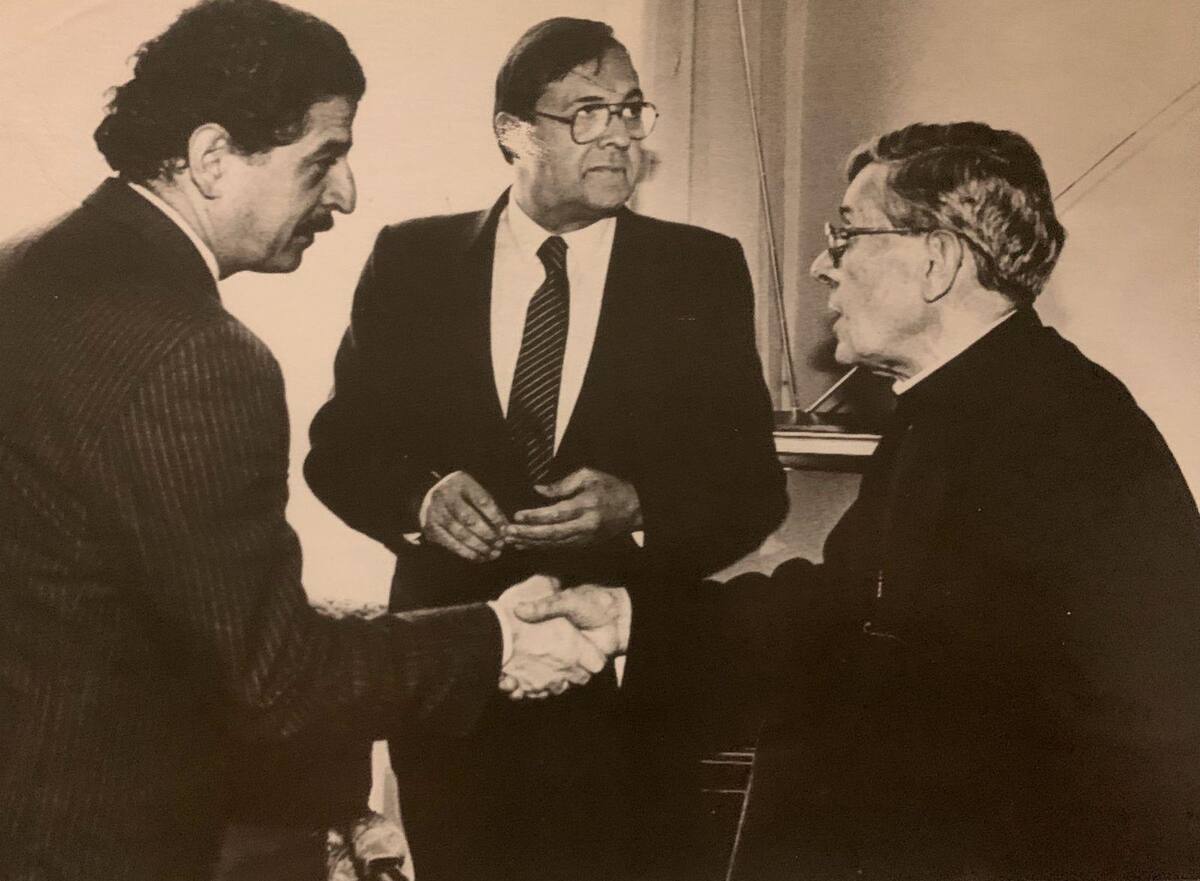 Los partidos políticos y la iglesia se han comprometido a impulsar un diálogo nacional, con el propósito de climatar la paz. El Cardenal Primado Mario Revollo Bravo dialoga con Galán. Aparece también el presidente del Directorio Social Conservador, Rodrigo Marín. Julio de 1989.
