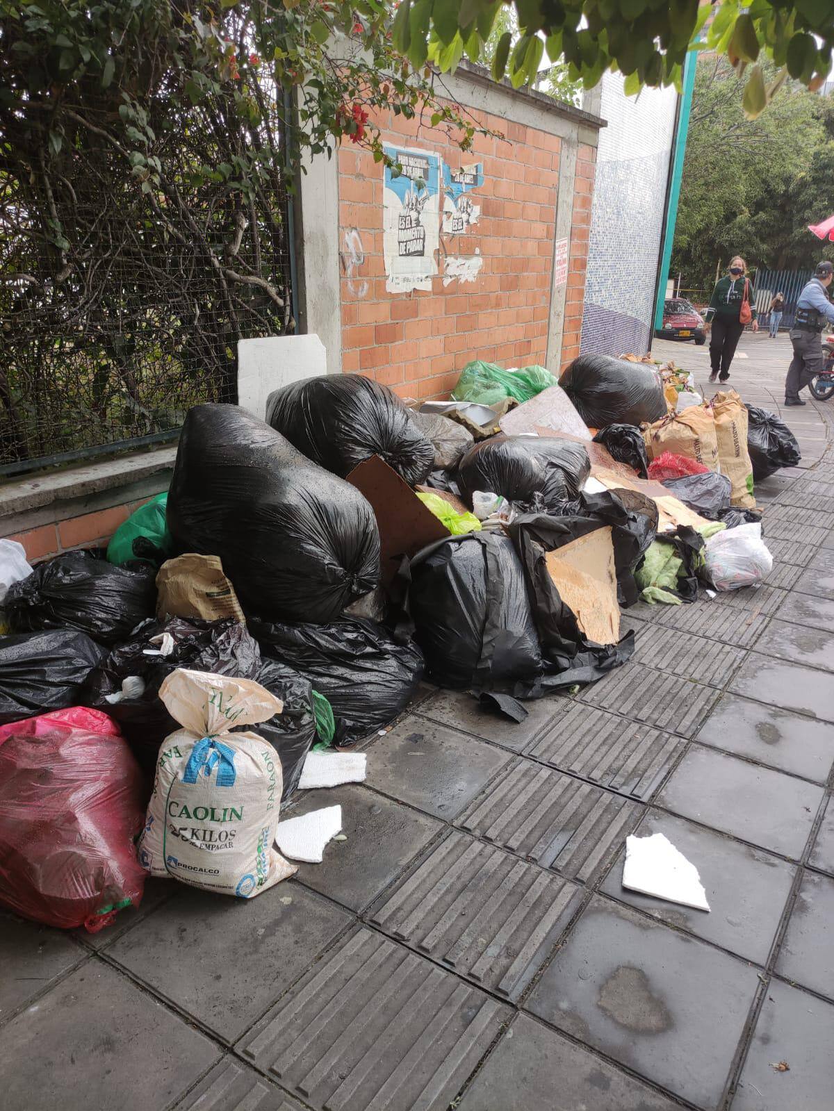 Al no ser recogidas las basuras, las personas dejaron sus desechos frente al parque acuático.