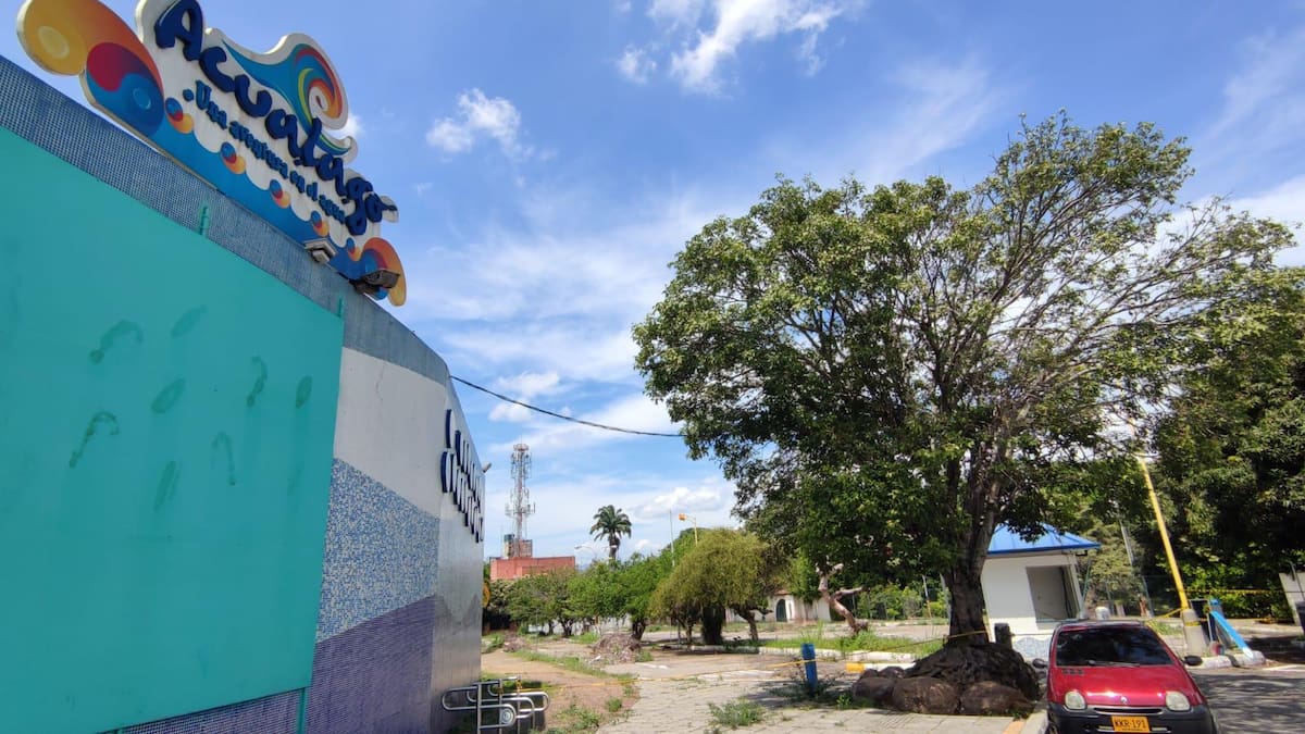 Desde el cierre de sus puertas, los vecinos se mantienen inconformes ante el descuido que ha generado plaga de zancudos y malos olores.