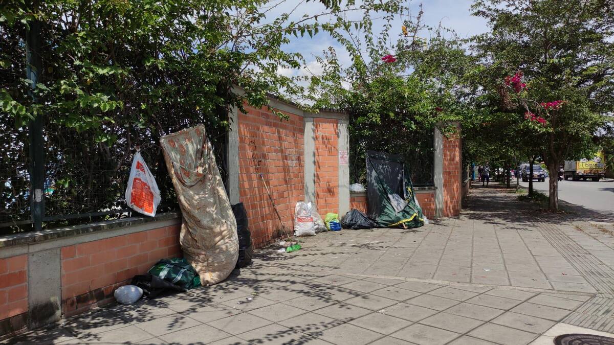 Habitantes del sector afirman que hay alta presencia de recicladores, quienes suelen dejar restos de las basuras frente al parque.