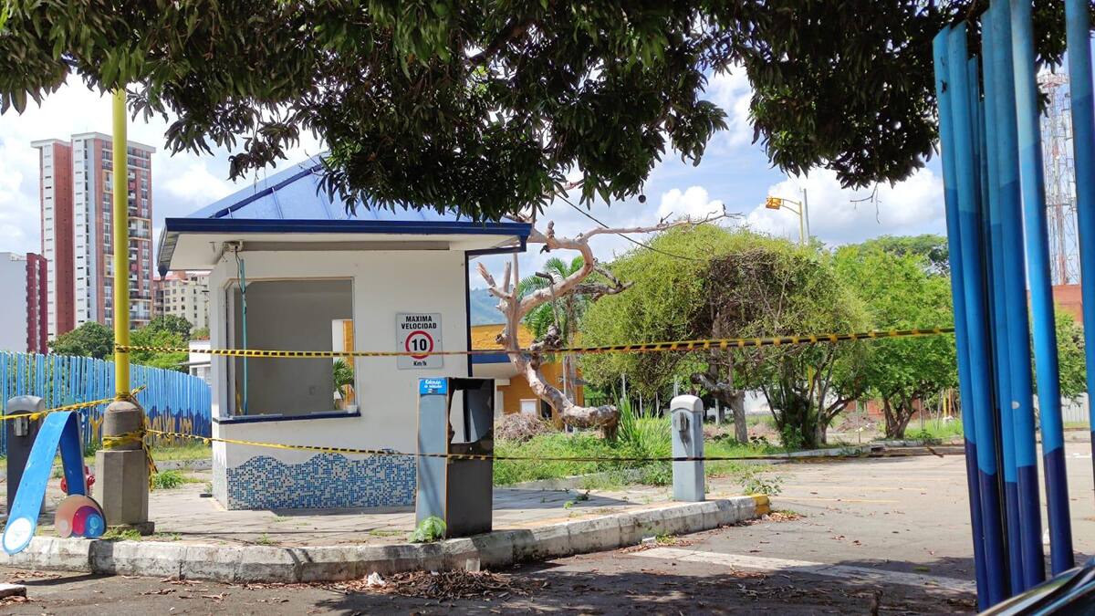 La entrada principal del Parque Acualago se encuentra en alto descuido.