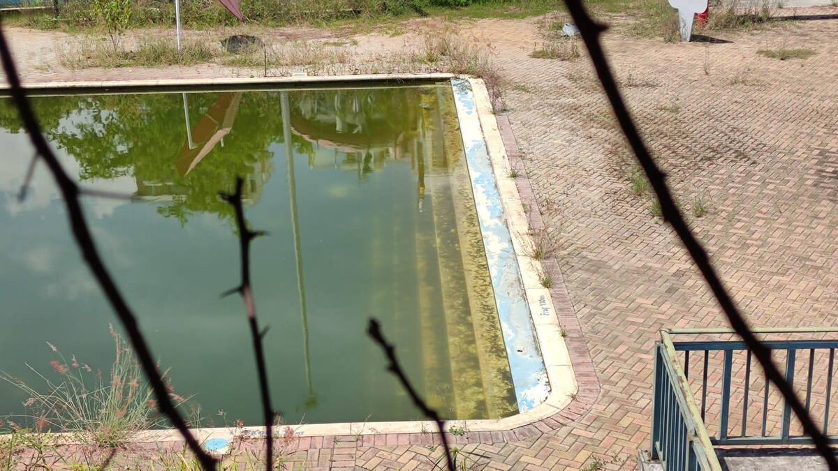 El agua de las piscinas se encuentra estancada sin limpieza alguna.