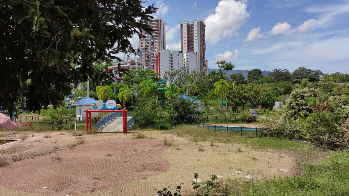 Así luce actualmente el interior de Acualago. Las atracciones del sitio han sido invadidas por la maleza.