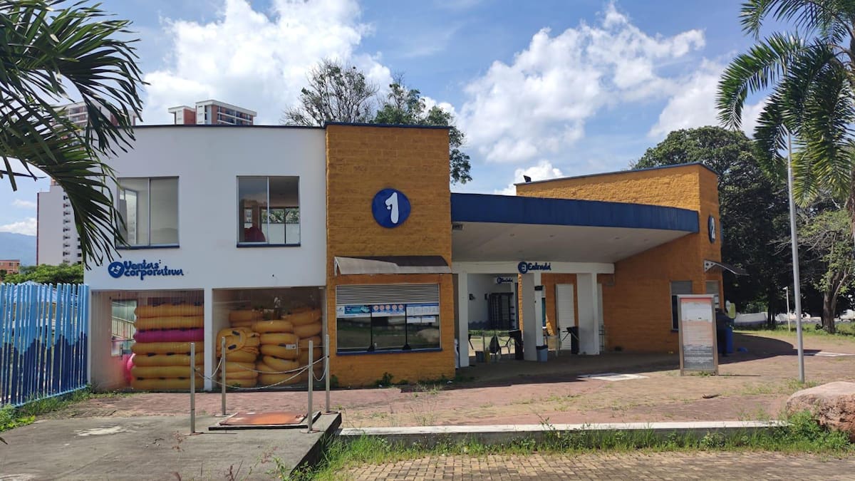 La entrada principal del Parque Acualago se encuentra descuidada.