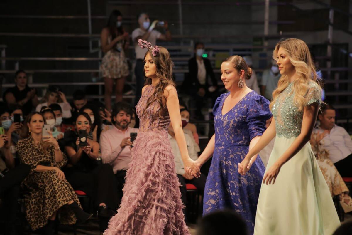 19 vestidos de novia y de fiesta que representan la transformación de la moda femenina en los años 20 fueron modelados en la gran pasarela de este evento.
